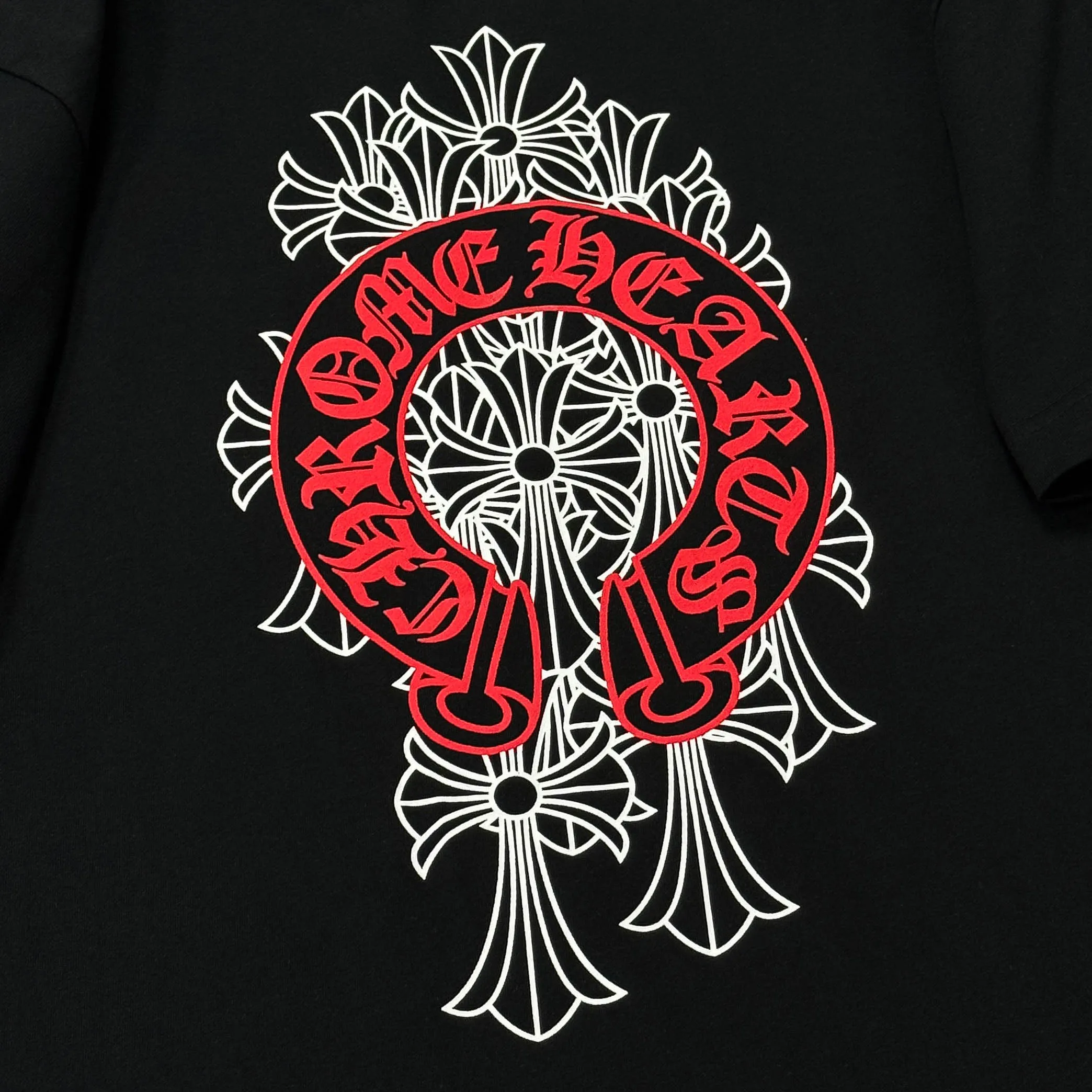 P170 Chrome Hearts 25 high-end versions. The fabric is made of 300 grams of high-density pure cotton. It does not deform or shrink. It has three labels. It is the same style for men and women. Technology: suede foaming + digital printing. Color: white, black. SIZE: S-XL.